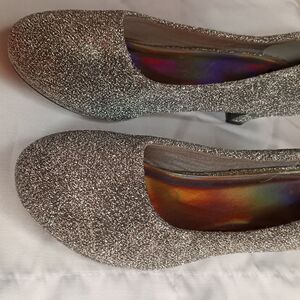 C&M shiny gray low heel slippers, size 5